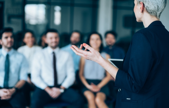 兼務する業務が多すぎてコア業務に集中できない