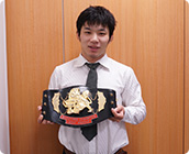 修斗 環太平洋ライト級チャンピオンの ベルトを持つ斎藤さん