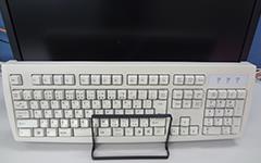 パソコンまわりの整理術に使えるまな板スタンド使用例①キーボード立て